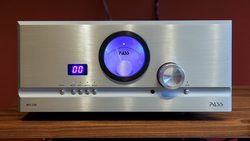 Pass INT 250 Vollverstärker auf dem NEO High End Rack